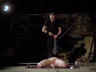 Piesaistīti augšup pusaudze vergs kliedzošas uz sāpe verdzība un bdsm x nominālā video